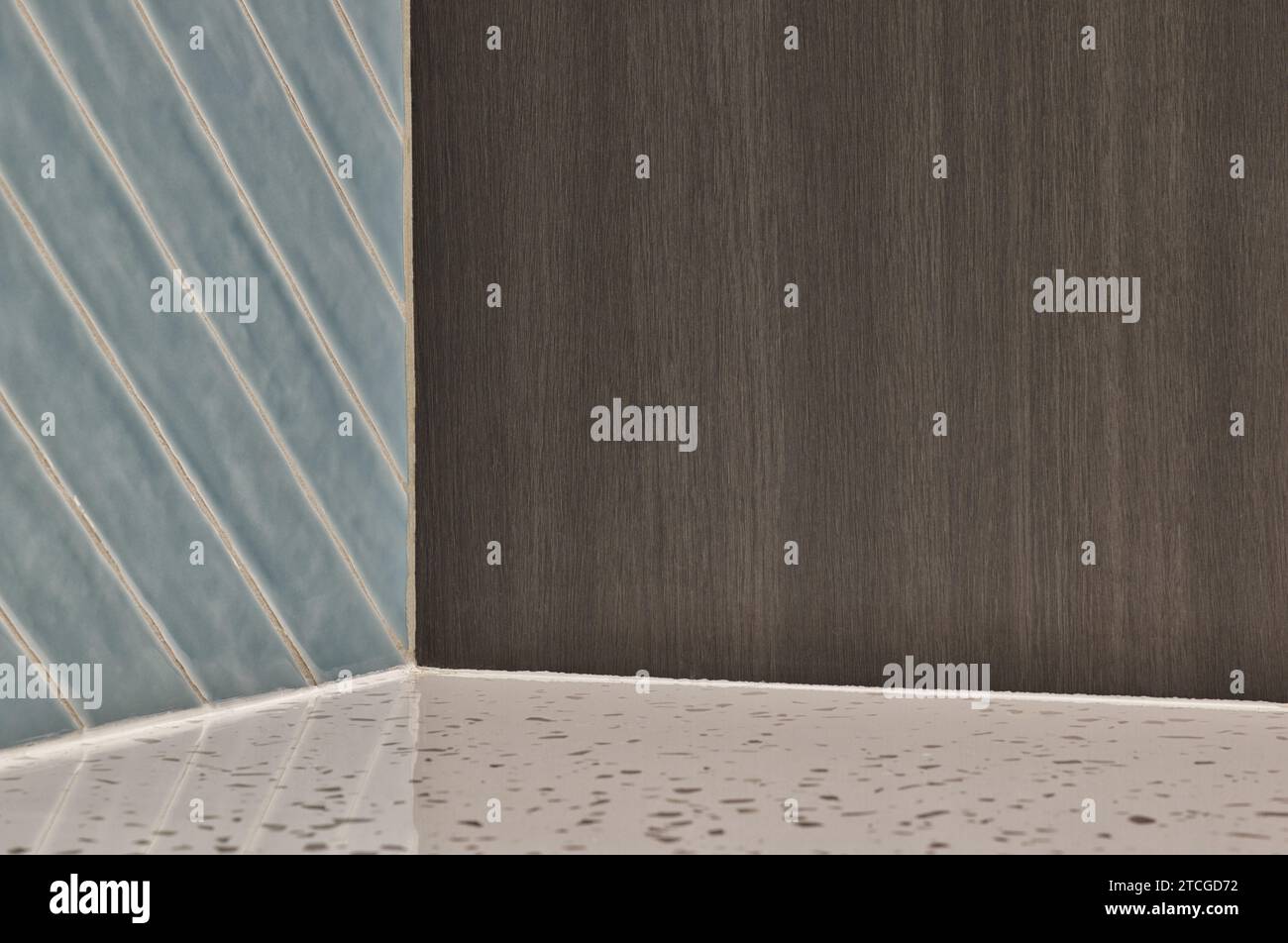 Cubo ad angolo vuoto realizzato con tre diversi materiali a contrasto di pareti piastrellate, mobili in legno e ripiani in marmo. Foto Stock
