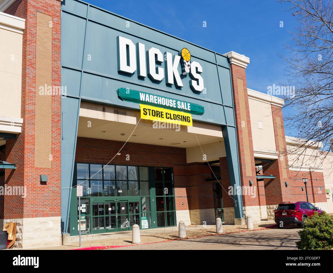 Esterno del negozio Dick's Sporting Goods con un cartello di chiusura del negozio che indica un rallentamento o una cattiva economia a Montgomery, Alabama, Stati Uniti. Foto Stock