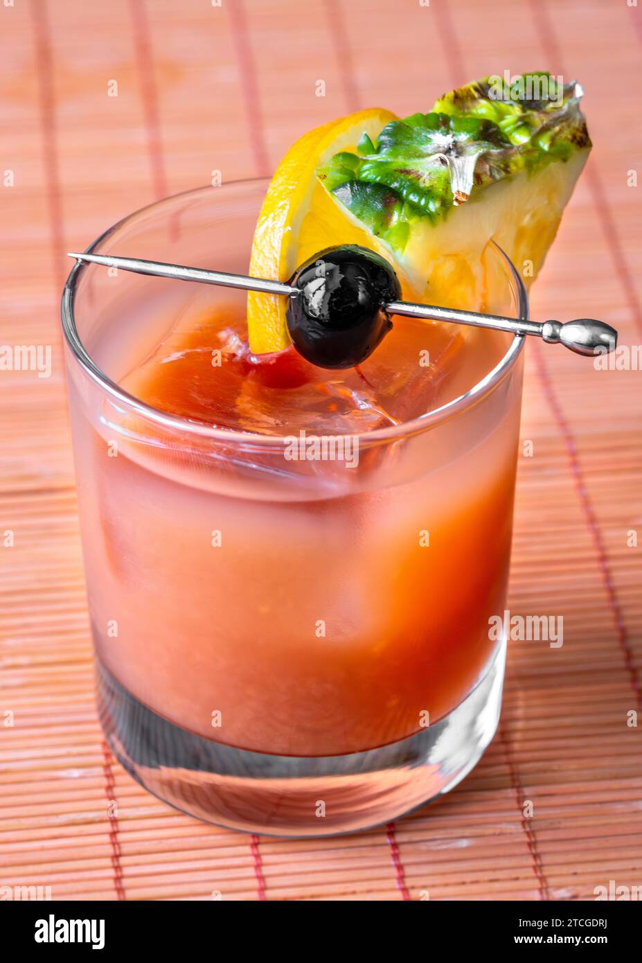 Bermuda Rum Swizzle cocktail guarnito con frutta Foto Stock