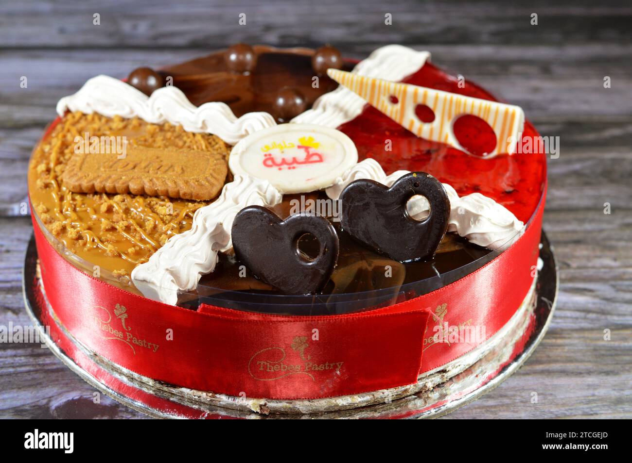 Cairo, Egitto, 5 dicembre 2023: Torta Tebe pasticceria e panetteria, quattro diversi quarti torta cremosa spugnosa per le celebrazioni, biscotti e panna di loto, N Foto Stock