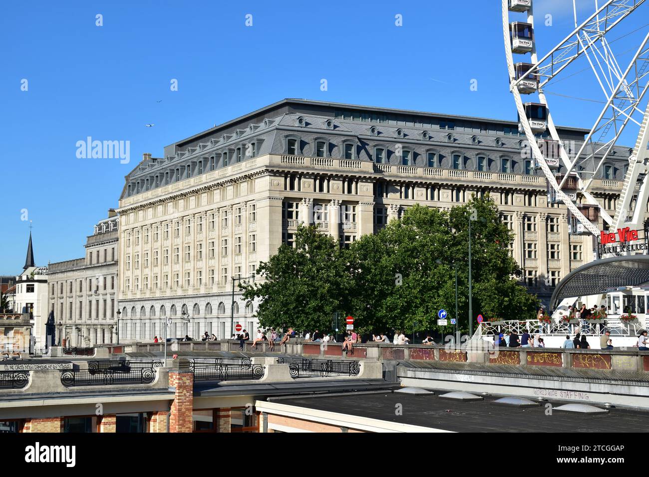 Maestoso edificio in pietra del tribunale del quartiere di Bruxelles nel centro della città di Bruxelles Foto Stock