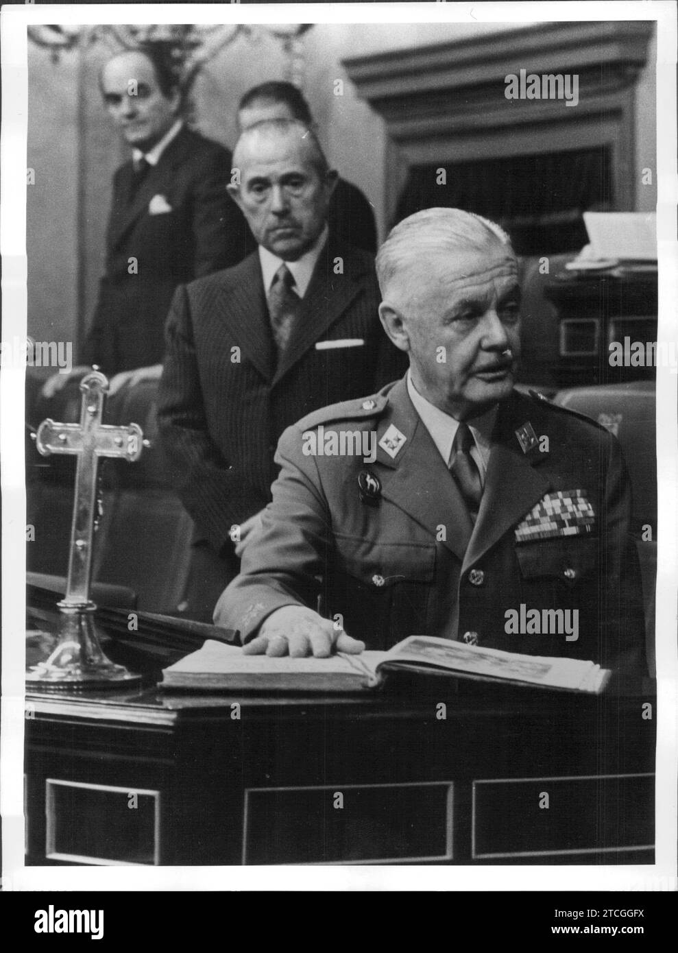 12/28/1975. Il nuovo Vicepresidente per gli affari della difesa e Ministro senza portafoglio, il tenente generale Don Fernando de Santiago y Díaz de Mendívil, ha giurato davanti alle Cortes. Dopo di lui, Don Carlos Arias di Navarra. Crediti: Album / Archivo ABC / Manuel Sanz Bermejo Foto Stock