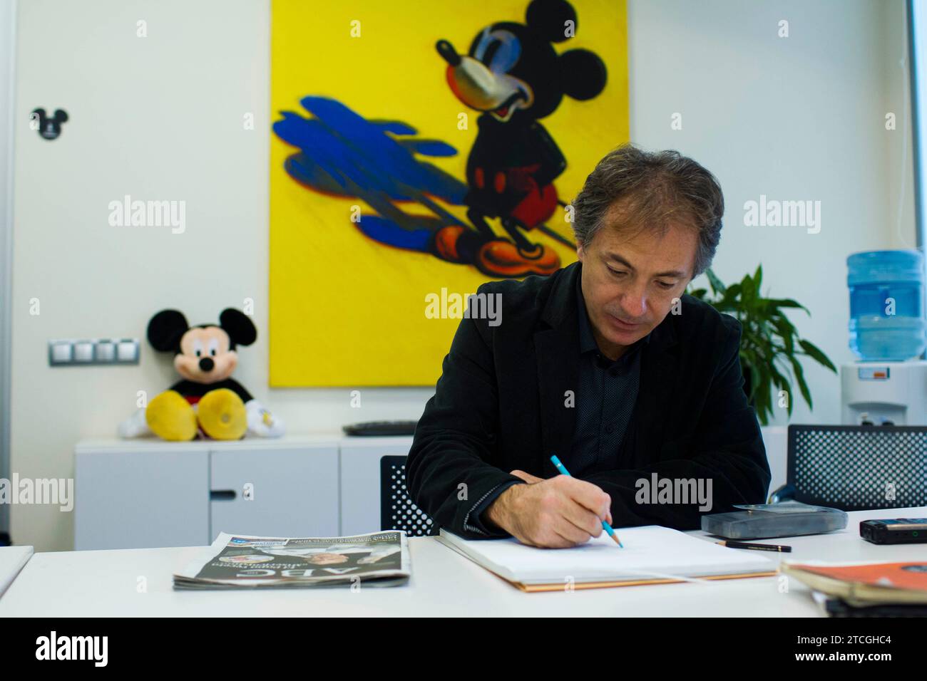 Madrid, 18 novembre 2013. Intervista a Fabrizio Petrossi, artista Disney Fabrizio Petrossi, animatore Disney e uno dei pochi artisti autorizzati a disegnare Topolino foto: Ángel Navarrete .. archdc. Crediti: Album / Archivo ABC / Ángel Navarrete Foto Stock