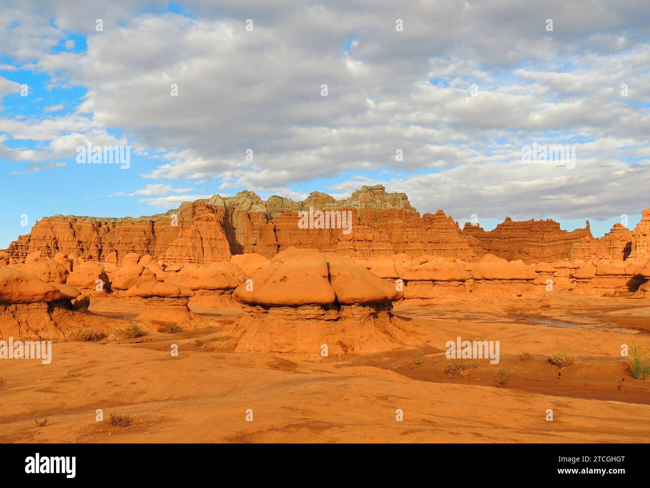 gli hoodoos di roccia rossa dalla forma bizzarra nel parco statale della valle di goblin, utah, al crepuscolo Foto Stock