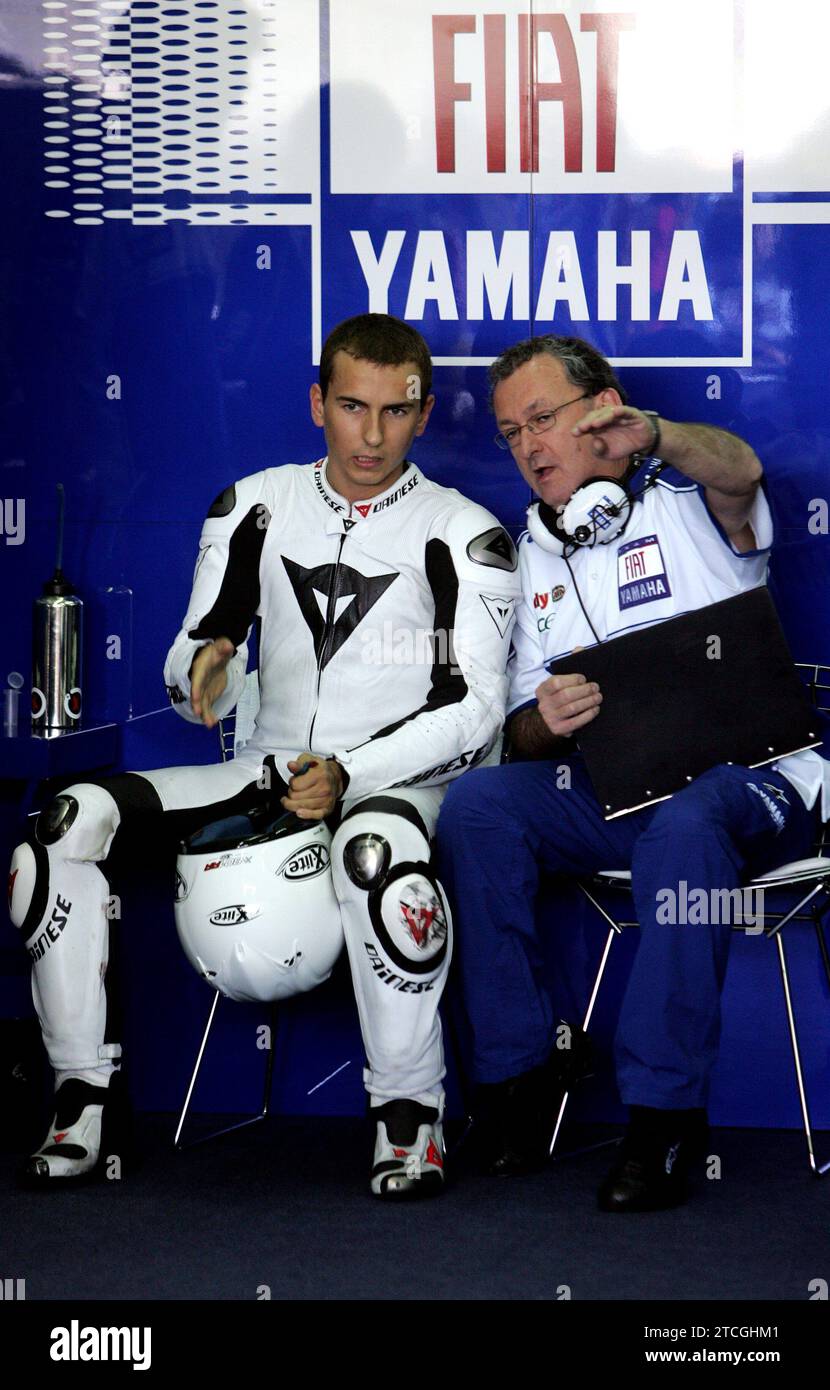 11/05/2007. Foto: Eduardo Manzana..... Valencia...due volte campione del mondo 250cc Jorge Lorenzo (i) parla con un meccanico prima di testare la sua nuova Yamaha nella categoria GP moto oggi sul circuito Ricardo Tormo di Cheste...Archdc. Crediti: Album / Archivo ABC / Eduardo Manzana Foto Stock