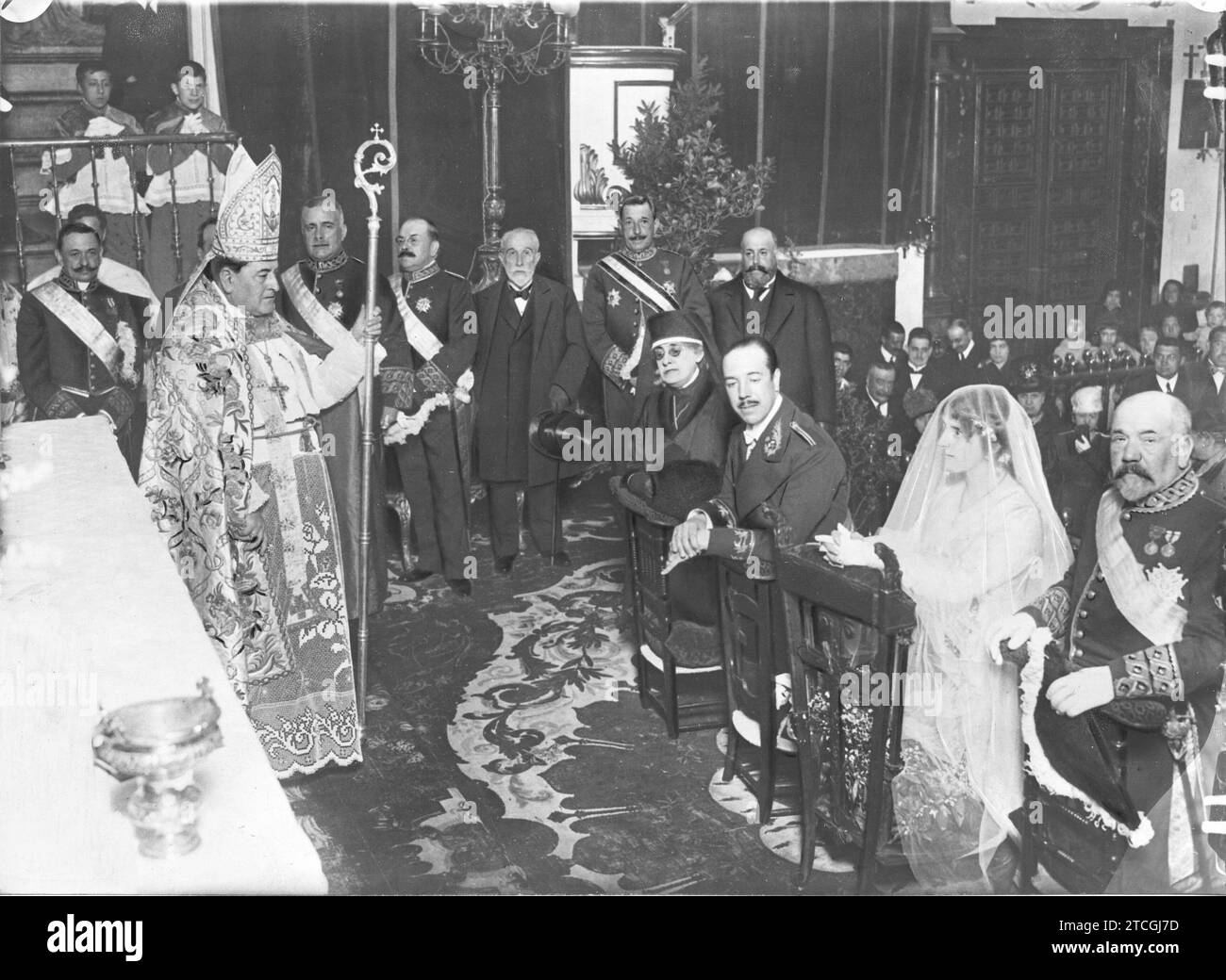 05/02/1917. Nella chiesa delle Descalzas Reales. Carmen García Ruiz e il direttore generale delle prigioni e dell'ingegnere minerario, Isidoro Rodríguez y Sánchez Guerra, dopo aver ricevuto ieri pomeriggio la benedizione di nozze loro data dal vescovo di Calahorra. Crediti: Album / Archivo ABC / Julio Duque Foto Stock