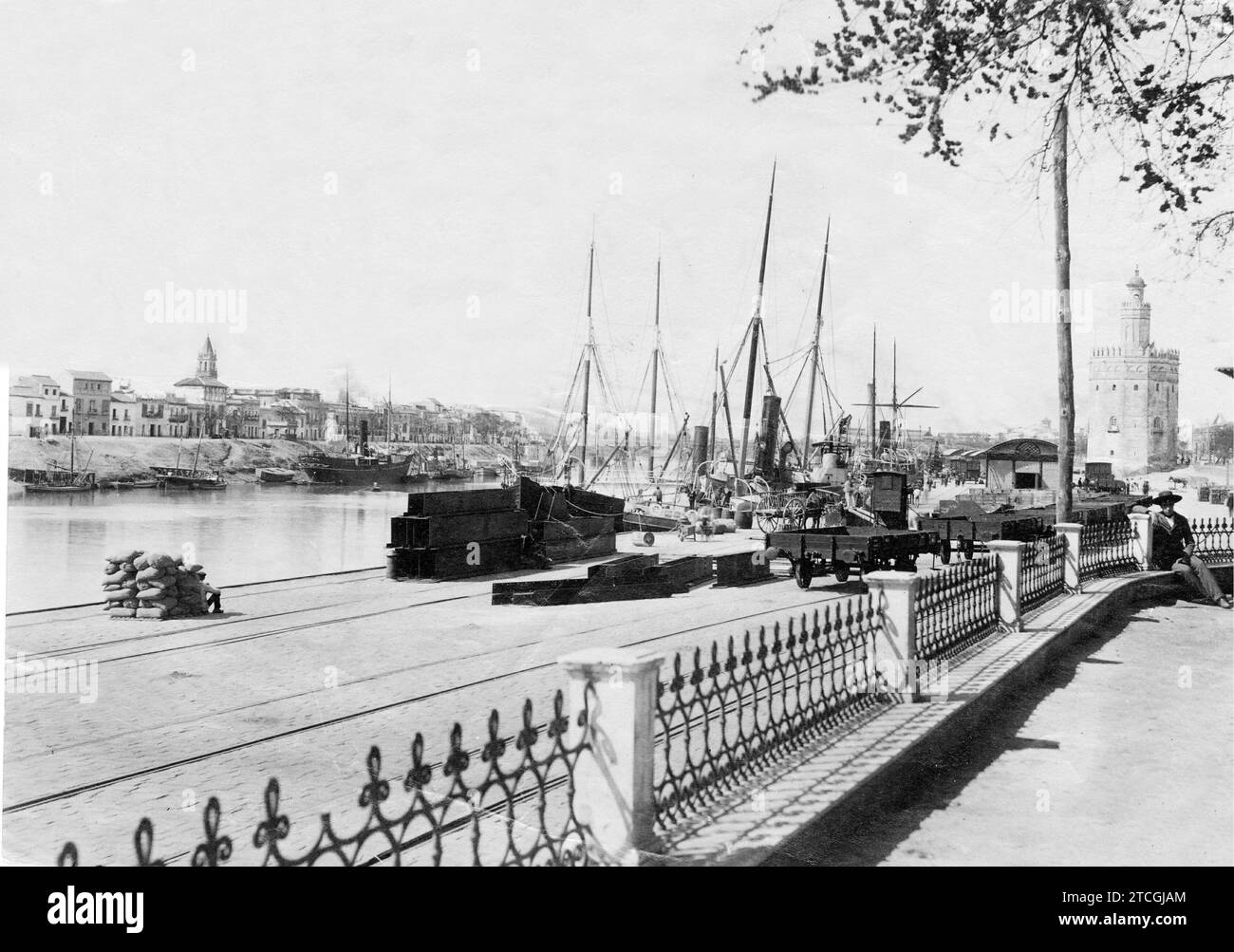 Siviglia, 1900. Vista del quartiere Triana dall'altra riva del Guadalquivir. Crediti: Album / Archivo ABC / Serrano Foto Stock