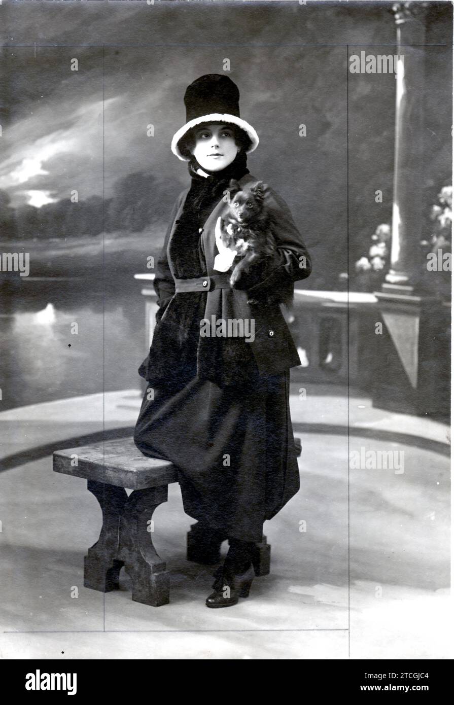 12/31/1917. "Tailleur" in gabardine nero e pelle di nutria. Modello della casa Michel. Crediti: Album / Archivo ABC / Henri Manuel Foto Stock