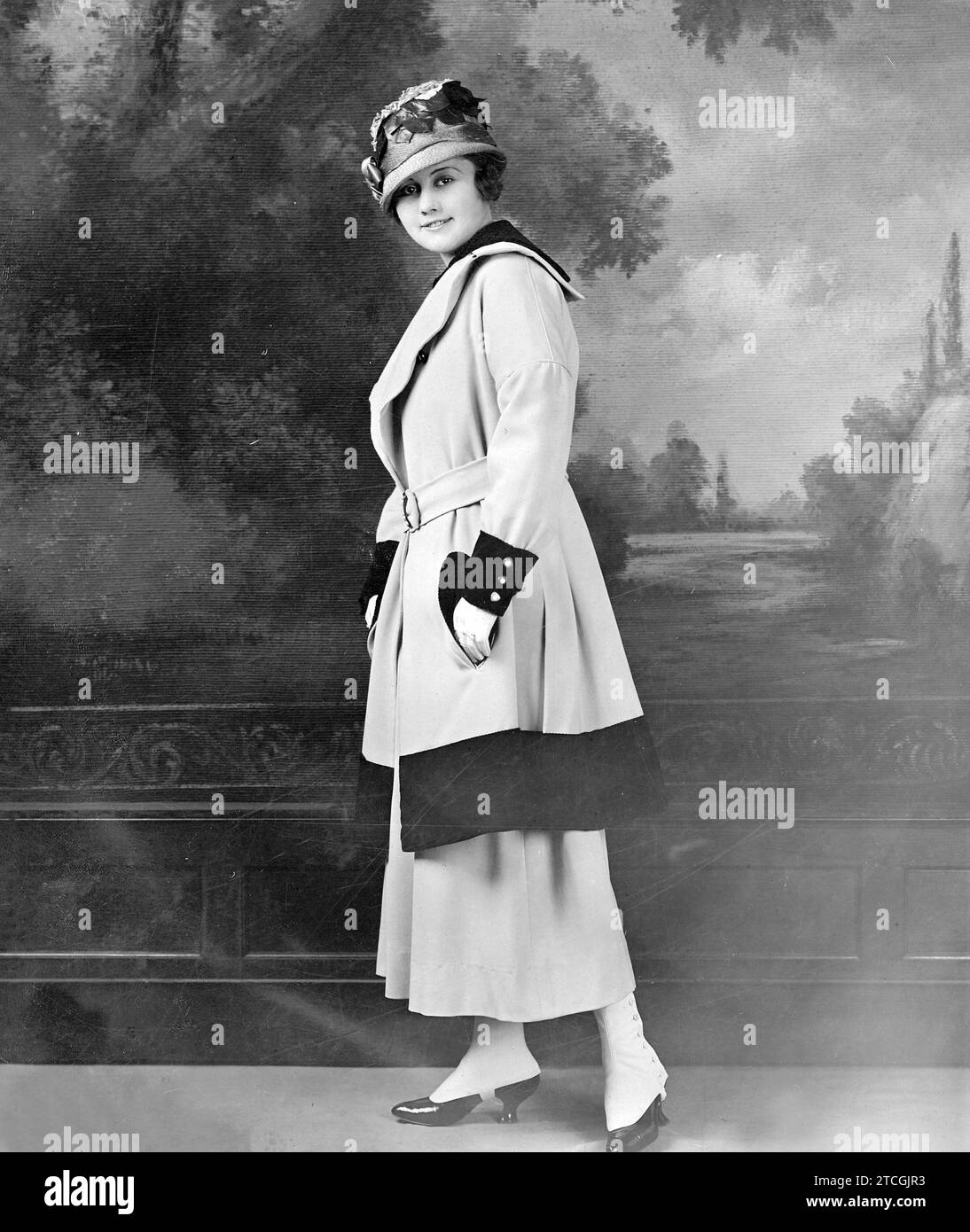 07/31/1916. Fashion News. Modello originale della casa dei Gimbels, realizzato con tessuto bianco e velluto marrone. Crediti: Album / Archivo ABC / Underwood & Underwood Foto Stock