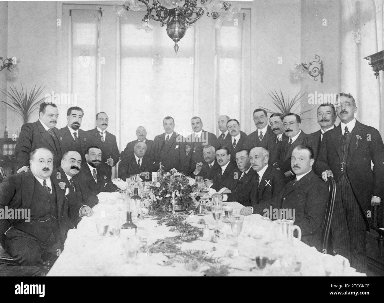 01/28/1917. Al casinò di Madrid. L'ex presidente del consiglio Eduardo dato (X), con i deputati e i consiglieri che ieri gli hanno presentato un banchetto. Crediti: Album / Archivo ABC / Julio Duque Foto Stock