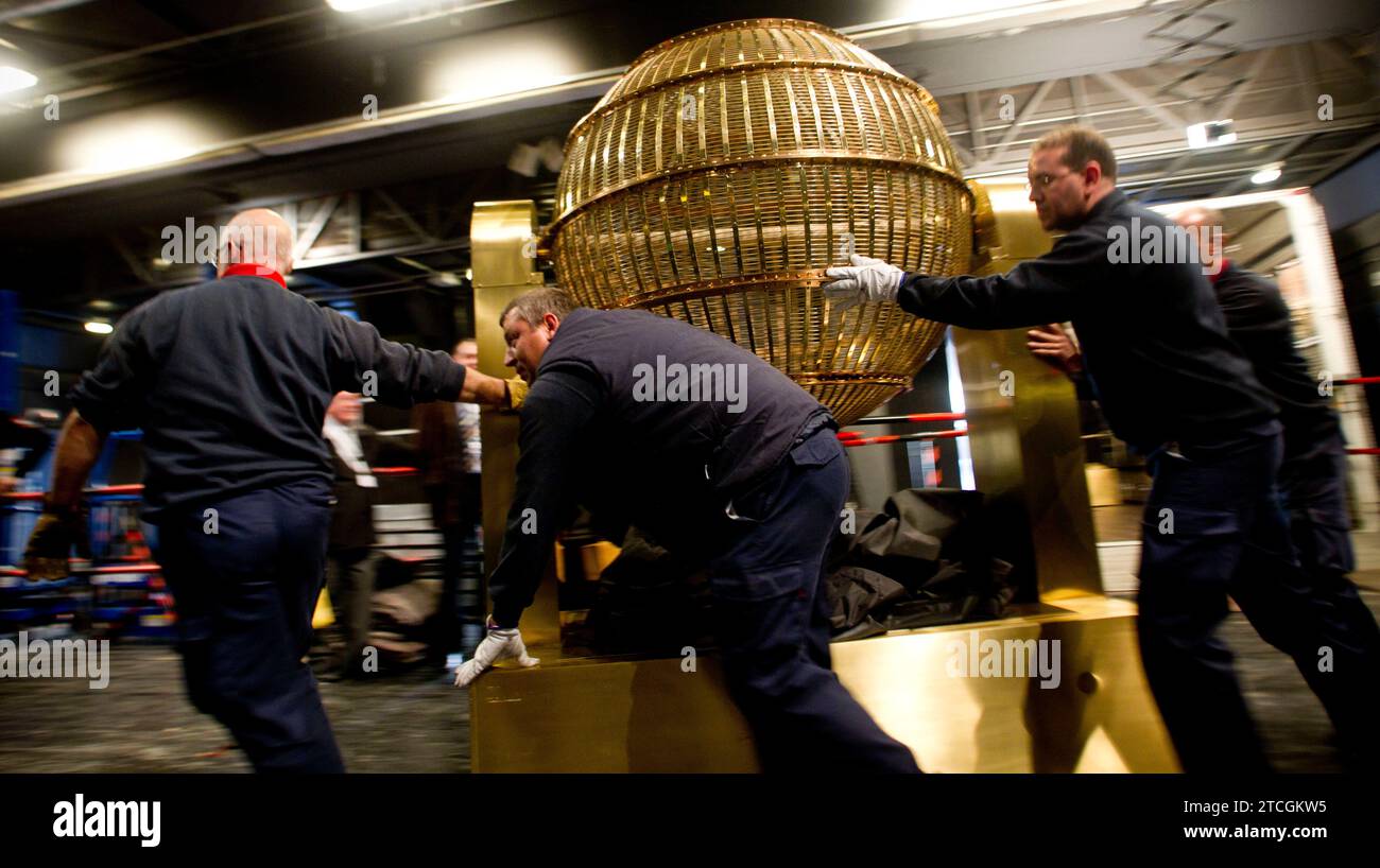 16.12.2013 Madrid. Arrivo della National Lottery batteria Teatro Real foto, Isabel Permuy ARCHDC. Crediti: Album / Archivo ABC / Isabel B Permuy Foto Stock