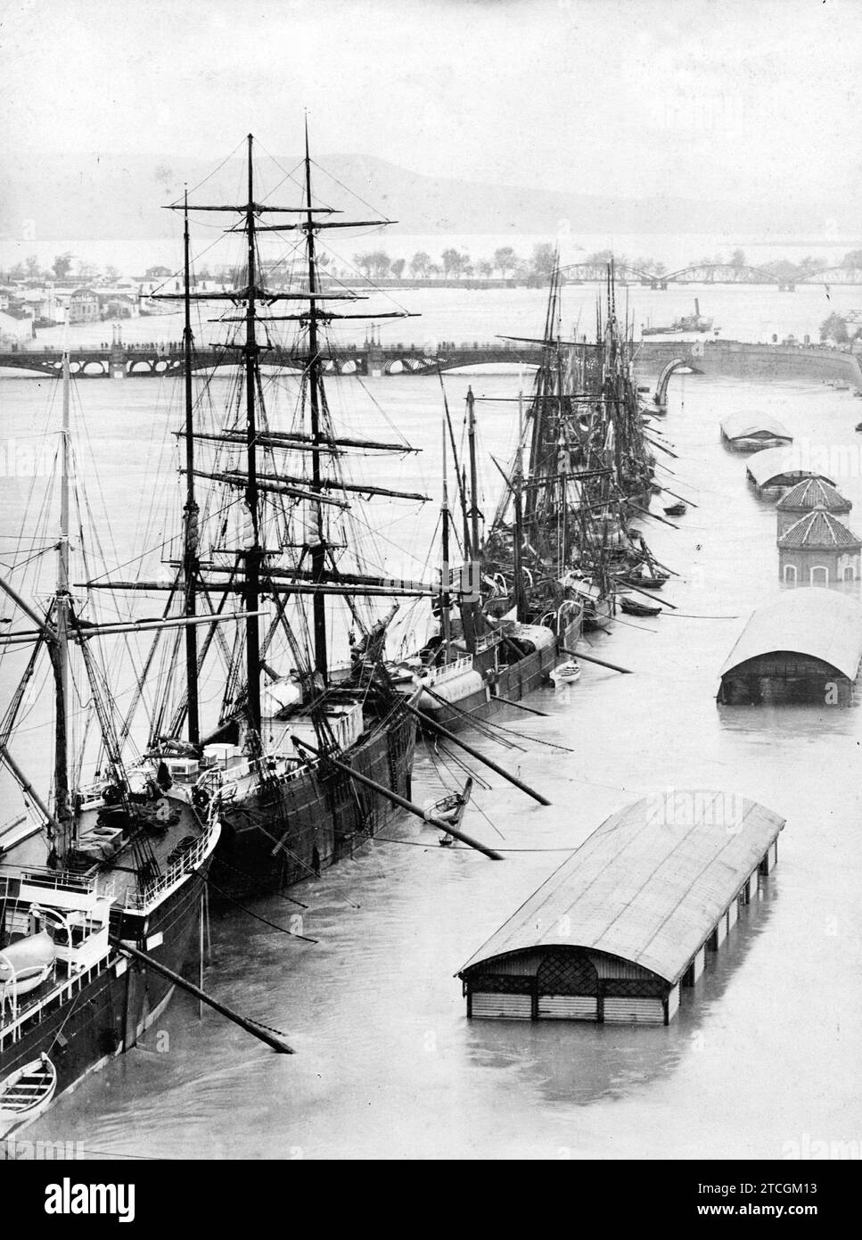 Siviglia, 1895. Inondazione della valle di Guadalquivir con il ponte Triana sullo sfondo, in un'inondazione fluviale. Crediti: Album / Archivo ABC / Serrano Foto Stock