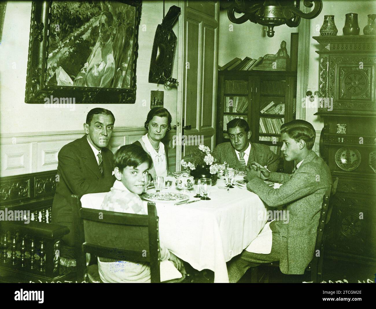 Novembre 1930. Ramón Pérez de Ayala e sua moglie Mabel Rick pranzano con i loro figli, Eduardo in primo piano, Juan, seduti di fronte ai suoi genitori e a suo nipote, José Mantilla. Crediti: Album / Archivo ABC / Larregla Foto Stock