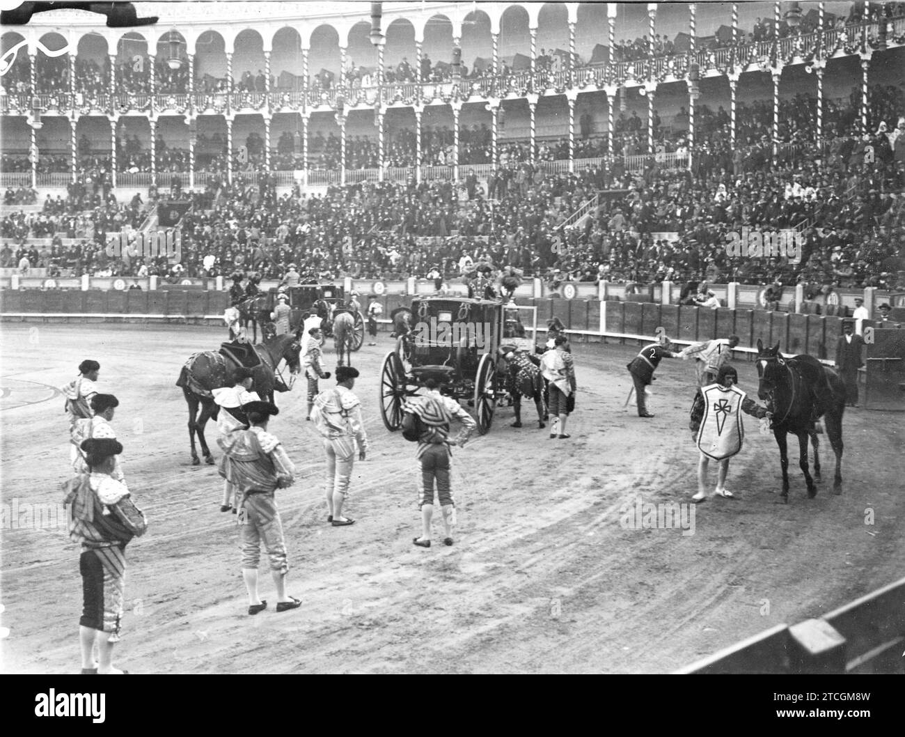 24/10/1916. La corsa di beneficenza di ieri a Madrid. Aspetto del quadrato quando si saluta SS. Mm. Il gentiluomo in plaza Sr. Botín (1) e suo padrino, il Duca di Tovar (2). Crediti: Album / Archivo ABC / José Zegri Foto Stock