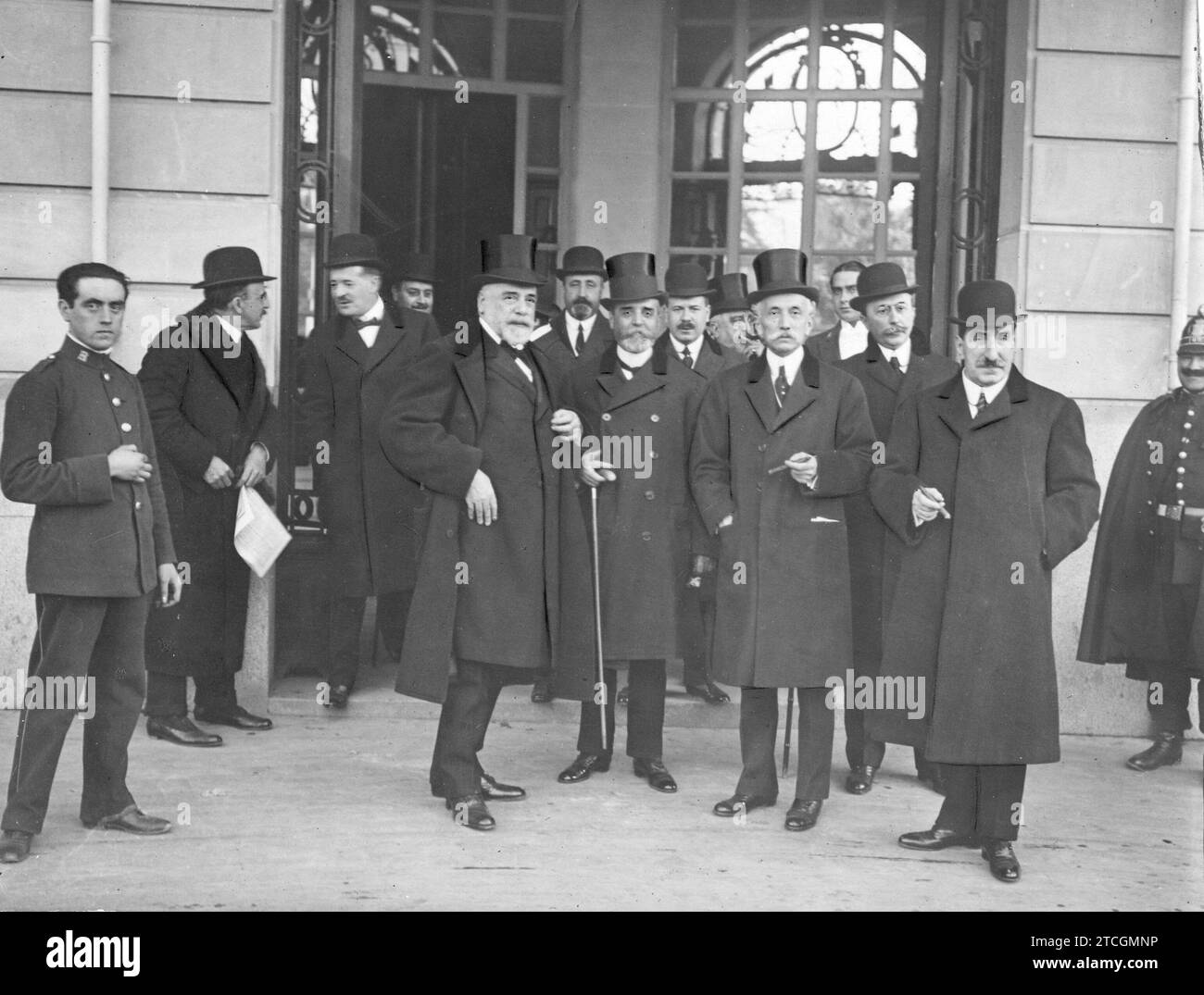 01/13/1917. Dal tributo al signor dato. L'ex presidente del consiglio Eduardo dato (1) con gli ex ministri signori Sánchez Guerra (2), Sánchez Toca (3), Marqués de Lema (4) e altre personalità del partito conservatore, quando ha lasciato il banchetto con il quale è stato intrattenuto ieri. Crediti: Album / Archivo ABC / Ramón Alba Foto Stock