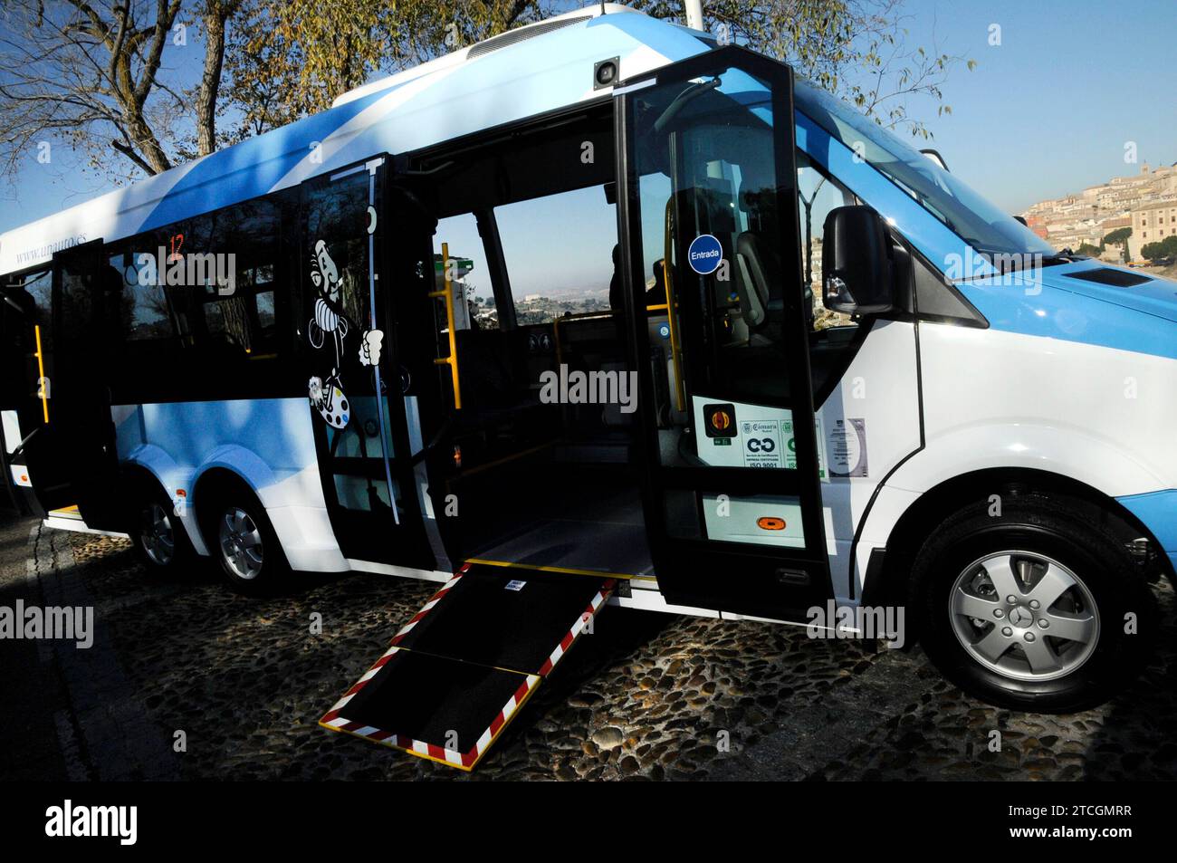 12/04/2013. ARCHDC Toledo 04-12-13 il sindaco, Emiliano García-Page, ha presentato i nuovi minibus che serviranno il Centro storico foto: Luna Revenga. Crediti: Album / Archivo ABC / Luna Revenga Foto Stock