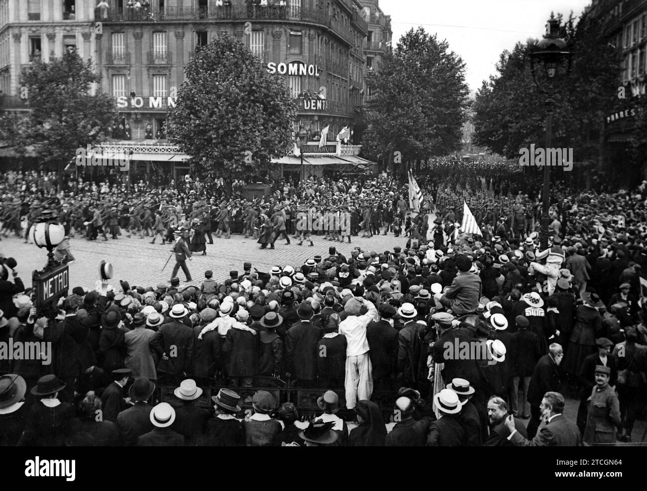06/30/1917. I nordamericani in Francia - Parigi Place de la Bastille - sfilano di un battaglione Yankee, delle truppe appena arrivate. Crediti: Album / Archivo ABC / Louis Hugelmann Foto Stock