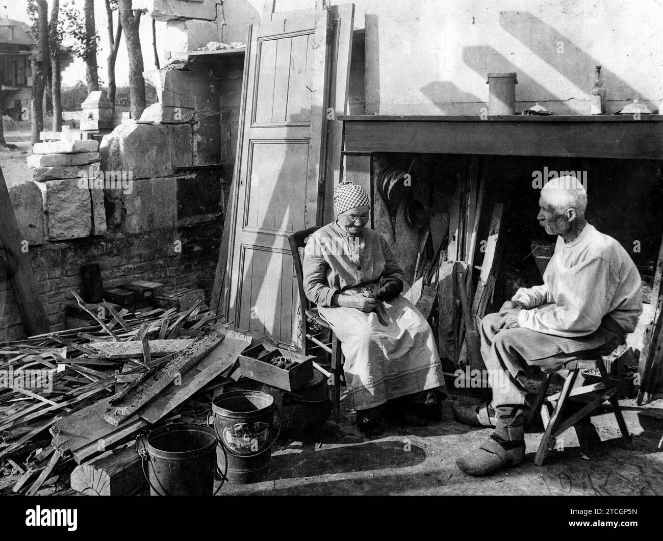 Passel, dipartimento di Oise, regione Piccardia (Francia), luglio 1917. Due contadini francesi tra le rovine della loro casa dopo la riconquista da parte delle truppe alleate. Crediti: Album / Archivo ABC / Louis Hugelmann Foto Stock