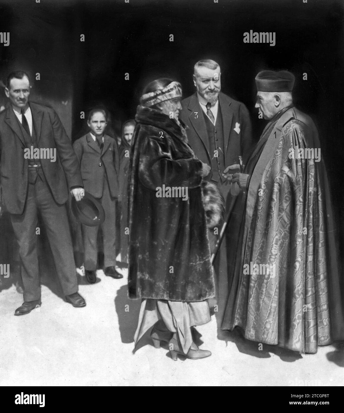 02/28/1922. Saragossa. Illustri viaggiatori. Il Cardinale Arcivescovo Soldevilla (1), riceve, alla porta del Tempio di Pilar, la Marchesa di Alhucemas (2), e il Ministro della Grazia e della giustizia, Francos Rodríguez (3), che si è recato a Saragozza per inaugurare la corte dei bambini. Crediti: Album / Archivo ABC / Greco Foto Stock