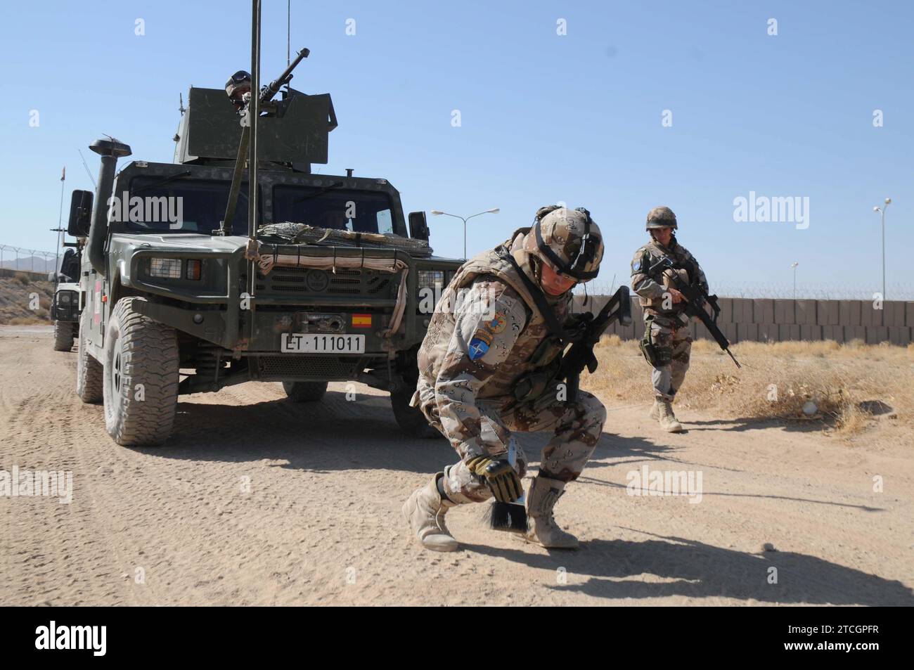 Afghanistan. 10/25/2009. Un soldato spagnolo perquisisce una strada vicino a Herat per rilevare ordigni esplosivi. Crediti: Album / Archivo ABC / Mikel Ayestaran Foto Stock