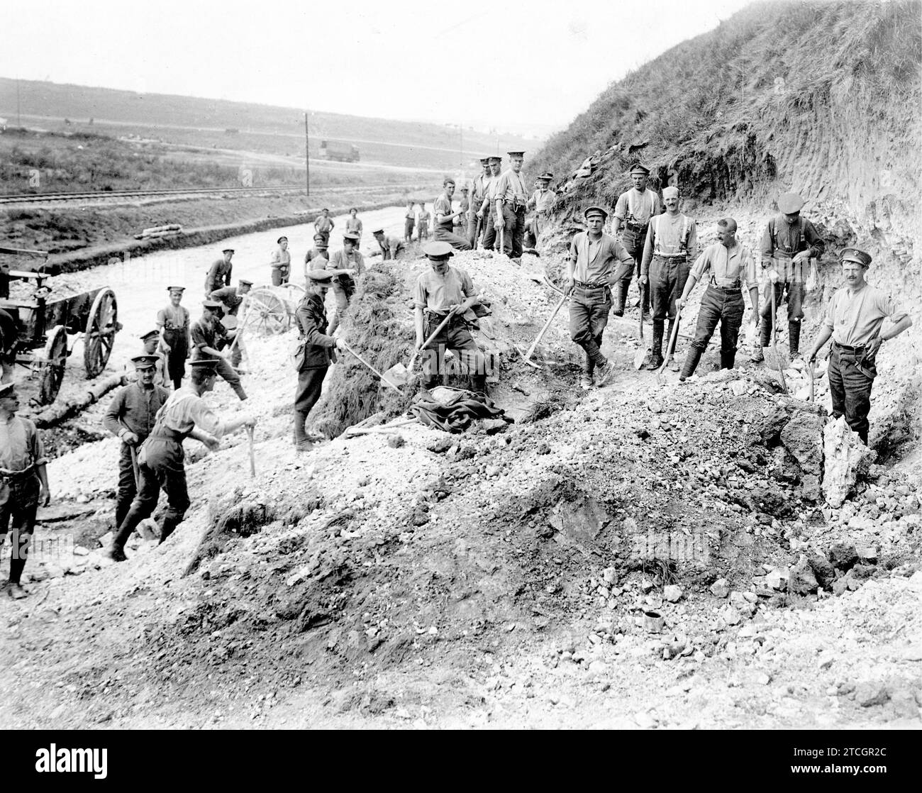 10/01/1916. Gli inglesi in Francia. I soldati del reggimento granatieri stanno riparando una strada distrutta dai bombardamenti. Crediti: Album / Archivo ABC / Louis Hugelmann Foto Stock