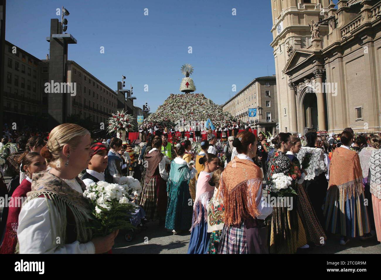 Saragozza, 10/12/2007. Offerta di fiori per fare il mantello della Vergine di Pilar. Crediti: Album / Archivo ABC / Fabián Simón Foto Stock