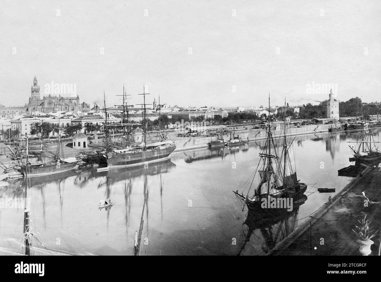 Siviglia, 1900. Vista della città e del fiume Guadalquivir dal quartiere Triana. Crediti: Album / Archivo ABC / Serrano Foto Stock
