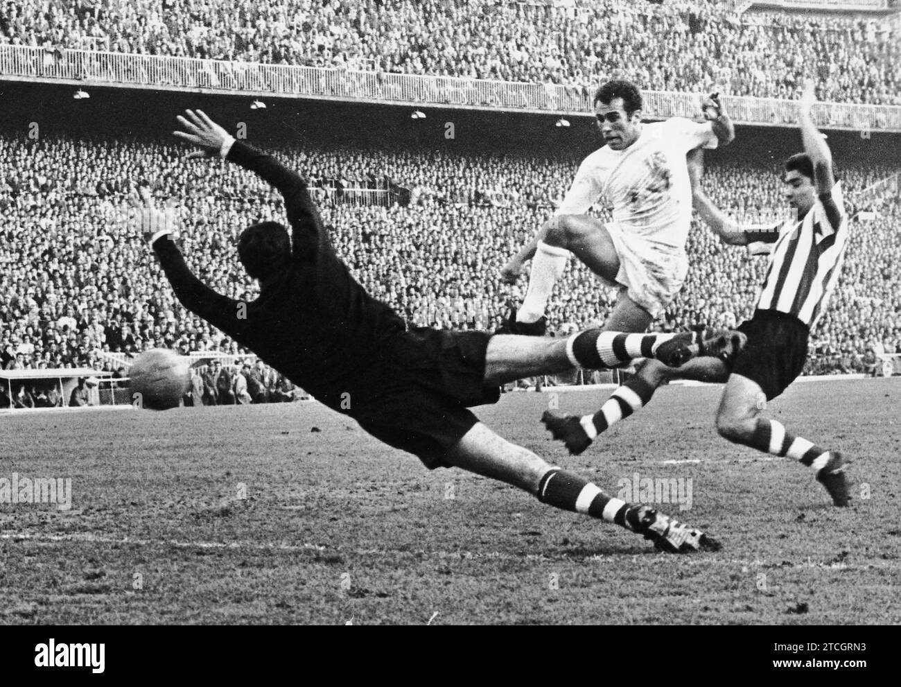 Madrid, 01/26/1969. Partita di campionato tra Real Madrid e Athletic Club de Bilbao, che si è conclusa con il risultato di 2 a 1. Nell'immagine, Gento Amancio spara un gol. Crediti: Album / Archivo ABC / Teodoro Naranjo Domínguez Foto Stock