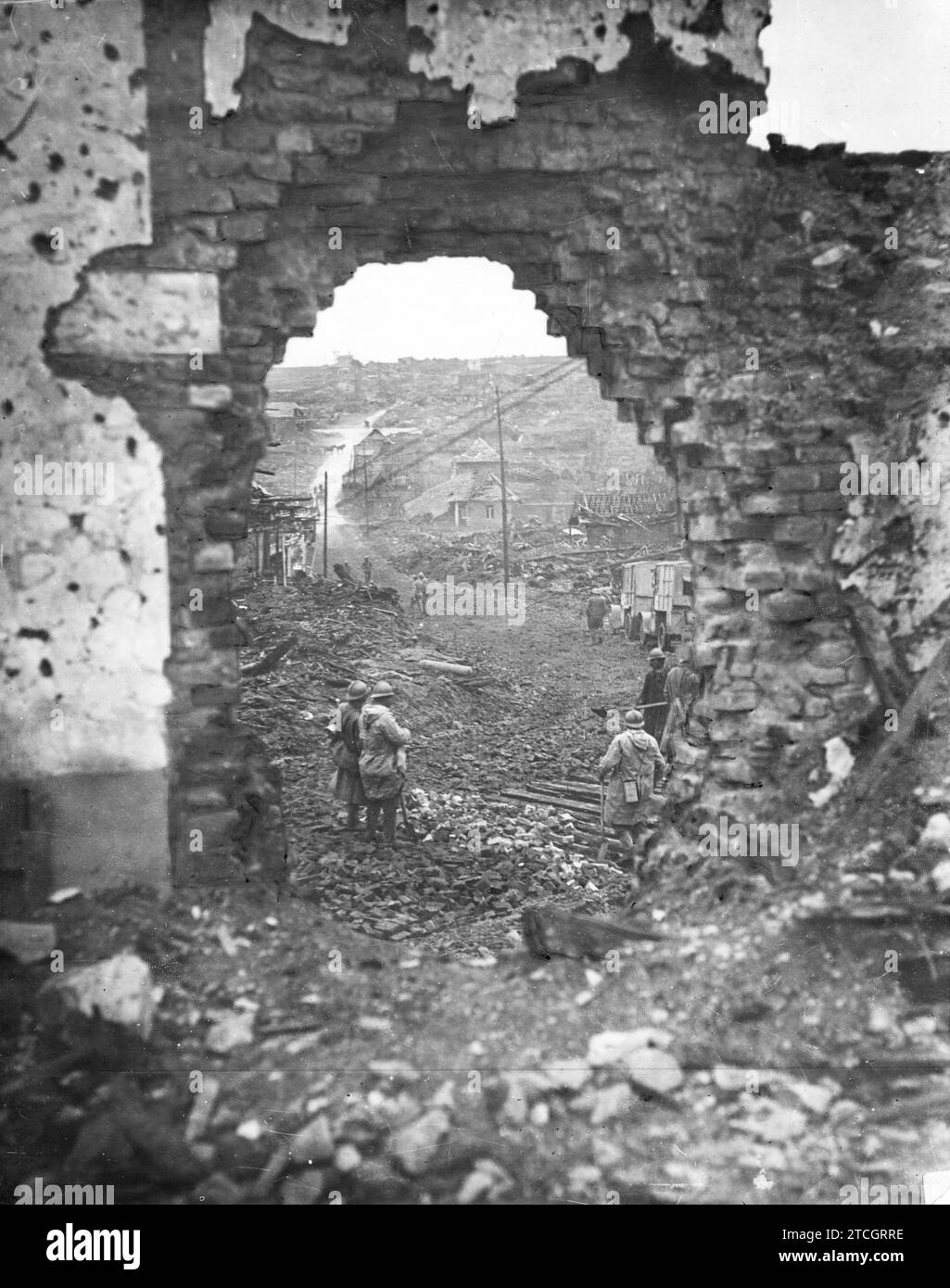 11/30/1916. Sul fronte occidentale. Quello che si vede attraverso un buco fatto da una granata nemica in una chiesa. Crediti: Album / Archivo ABC / Louis Hugelmann Foto Stock