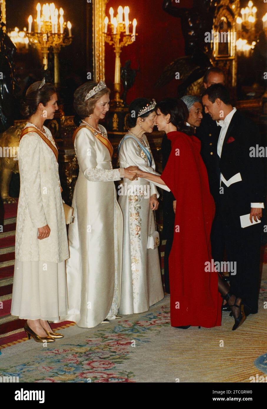 10/09/1994. Visita ufficiale in Spagna degli imperatori del Giappone. Nell'immagine, Sybilla saluta la regina Sofía in presenza dell'infanta Elena al suo arrivo alla cena al Palazzo reale. Crediti: Album / Archivo ABC Foto Stock