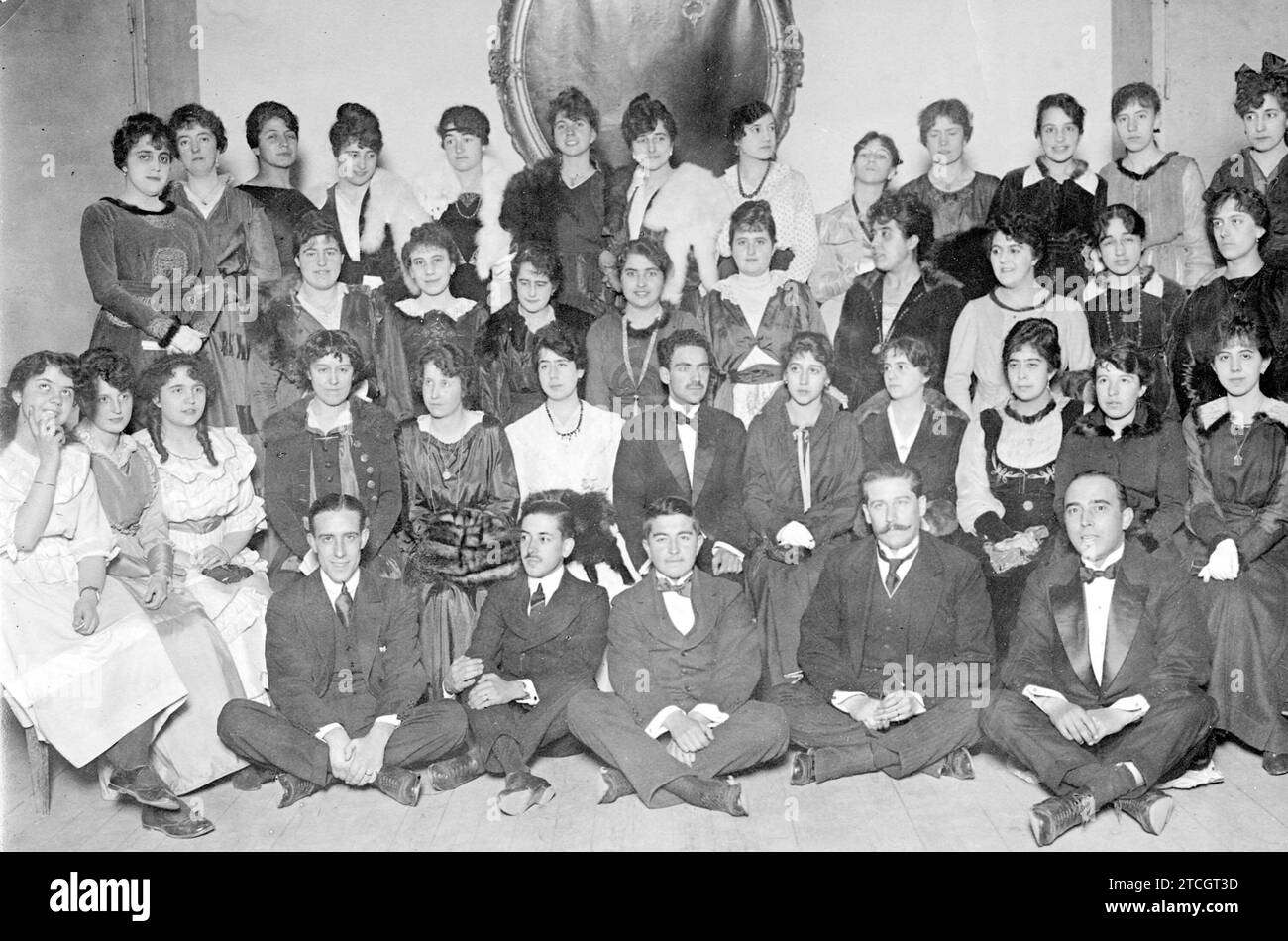 21/12/1916. Al conservatorio. Il notevole maestro Benedito (X) con il coro di belle signore che ha preso parte al concerto organizzato dall'arco-confraternita reale delle Figlie di Maria e Santa Teresa di Gesù. Crediti: Album / Archivo ABC / Julio Duque Foto Stock