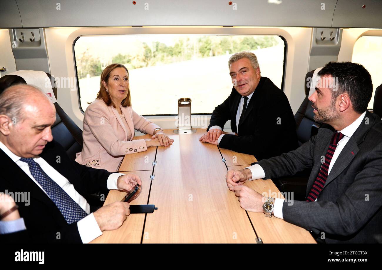 Barcellona. 15/12/2013. Viaggio inaugurale della Ave. Treno di Barcellona. Perpignan. Francia Spagna Ministro Ana Pastor. Ministro francese Frederic Cuvillier. Foto Inés Baucells. ArchDC Pastor. Ministro Frances Frederic Cuvillier. Foto di Ines Baucells. ArchDC. Crediti: Album / Archivo ABC / Inés Baucells Foto Stock