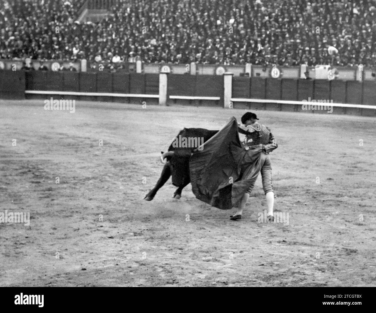 15/05/1916. Dalla corrida di ieri a Madrid. Il braccio destro messicano Rodolfo Gaona esegue un tiro a mantello sul suo secondo Toro. Crediti: Album / Archivo ABC / Ramón Alba Foto Stock