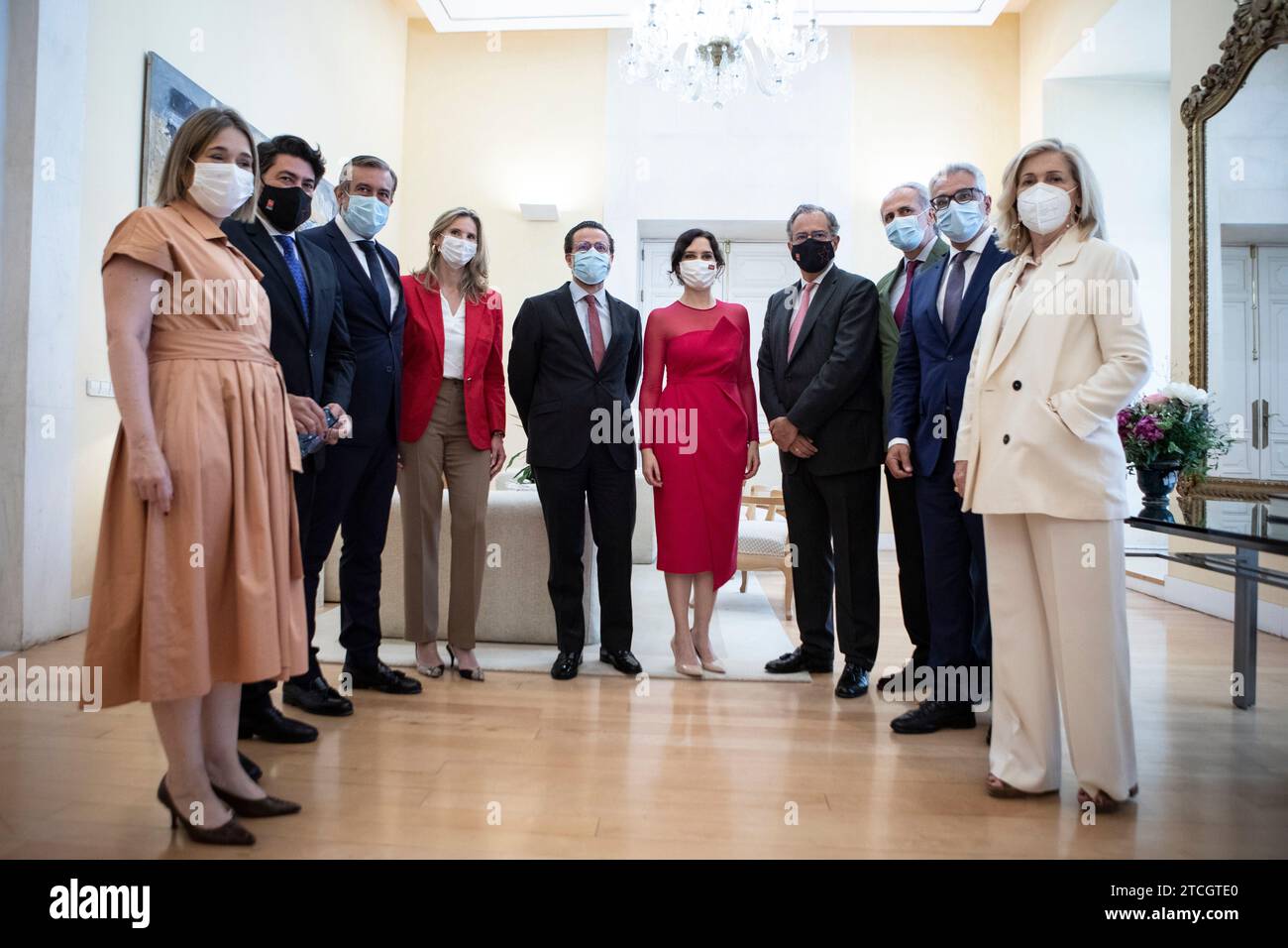 Madrid, 19/06/2021. Isabel Díaz Ayuso assume l'incarico di presidente della Comunità di Madrid. Ayuso, affiancata dai suoi consiglieri: Da sinistra, Marta Rivera de la Cruz, David Pérez, Enrique López, Paloma Martín, Javier F. Lasquetty, Enrique Ossorio, Enrique Ruiz Escudero, Carlos Izquierdo e Concepción Dancausa. Foto: Isabel Permuy. ARCHDC. Crediti: Album / Archivo ABC / Isabel B. Permuy Foto Stock