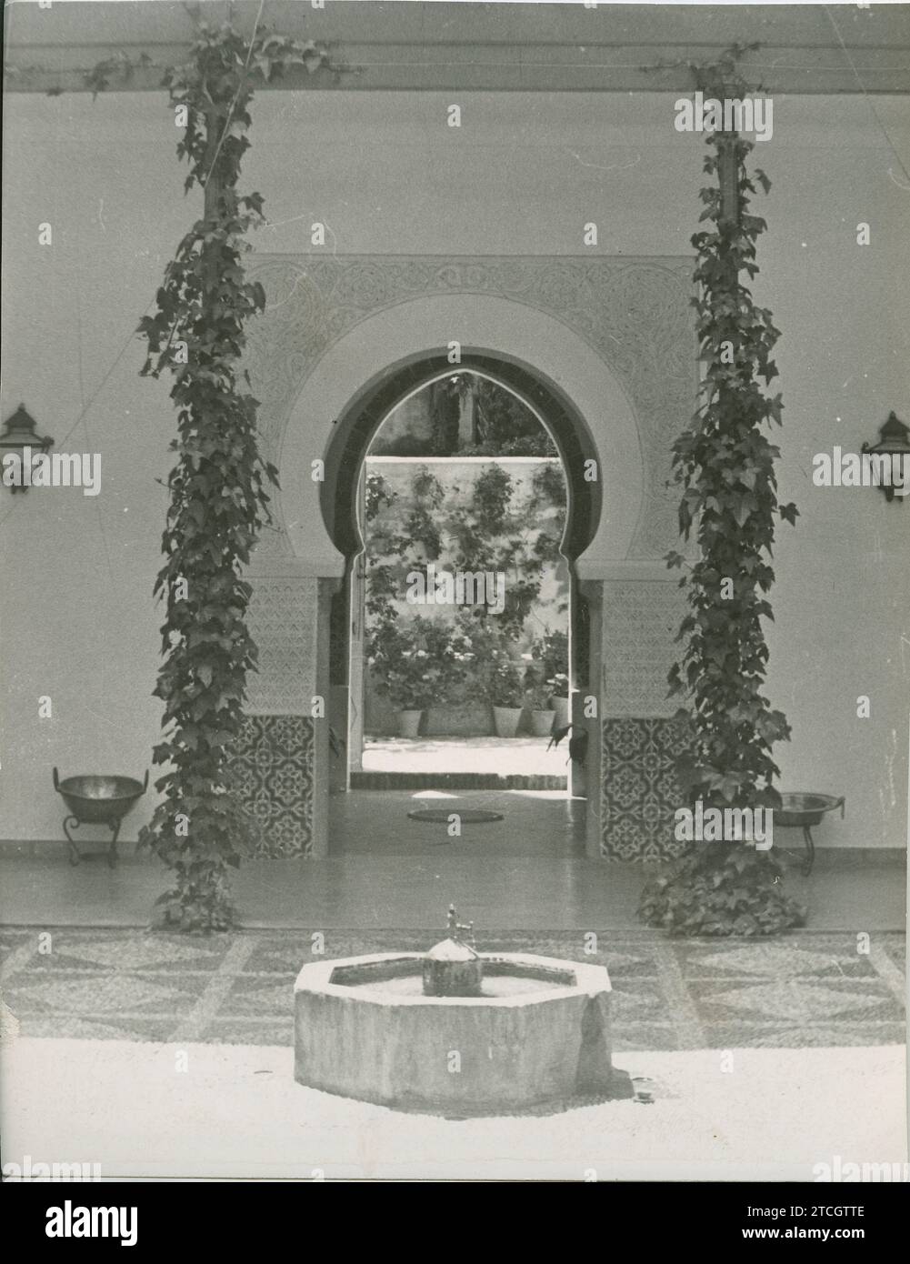 Córdoba, maggio 1956. Patio Córdoba. La fontana moresca, la parete bianca che rompe l'arco laminato. Uno sfondo di vasi e sole: Il patio, il tranquillo e modesto centro della vita familiare di Córdoba. Crediti: Album / Archivo ABC / Pelaez Foto Stock