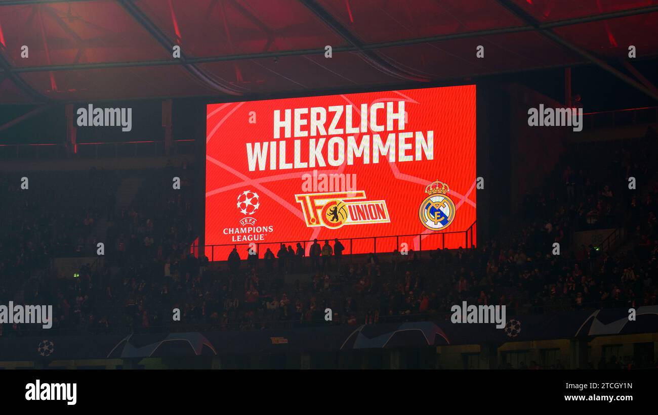 Berlino, Deutschland. 12 dicembre 2023. LED - Anzeige - Tafel, Herzlich Willkommen, Rot, GER, 1.FC Union Berlin vs Real Madrid, UEFA Champions League, 6. Gruppenspiel, Saison - Spielzeit 2023/2024, 12.12.2023, DFL REGULATIONS PROIBISCE QUALSIASI USO DI FOTOGRAFIE COME SEQUENZE DI IMMAGINI E/O QUASI-VIDEO, foto: Eibner-Pressefoto/Uwe Koch Credit: dpa/Alamy Live News Foto Stock