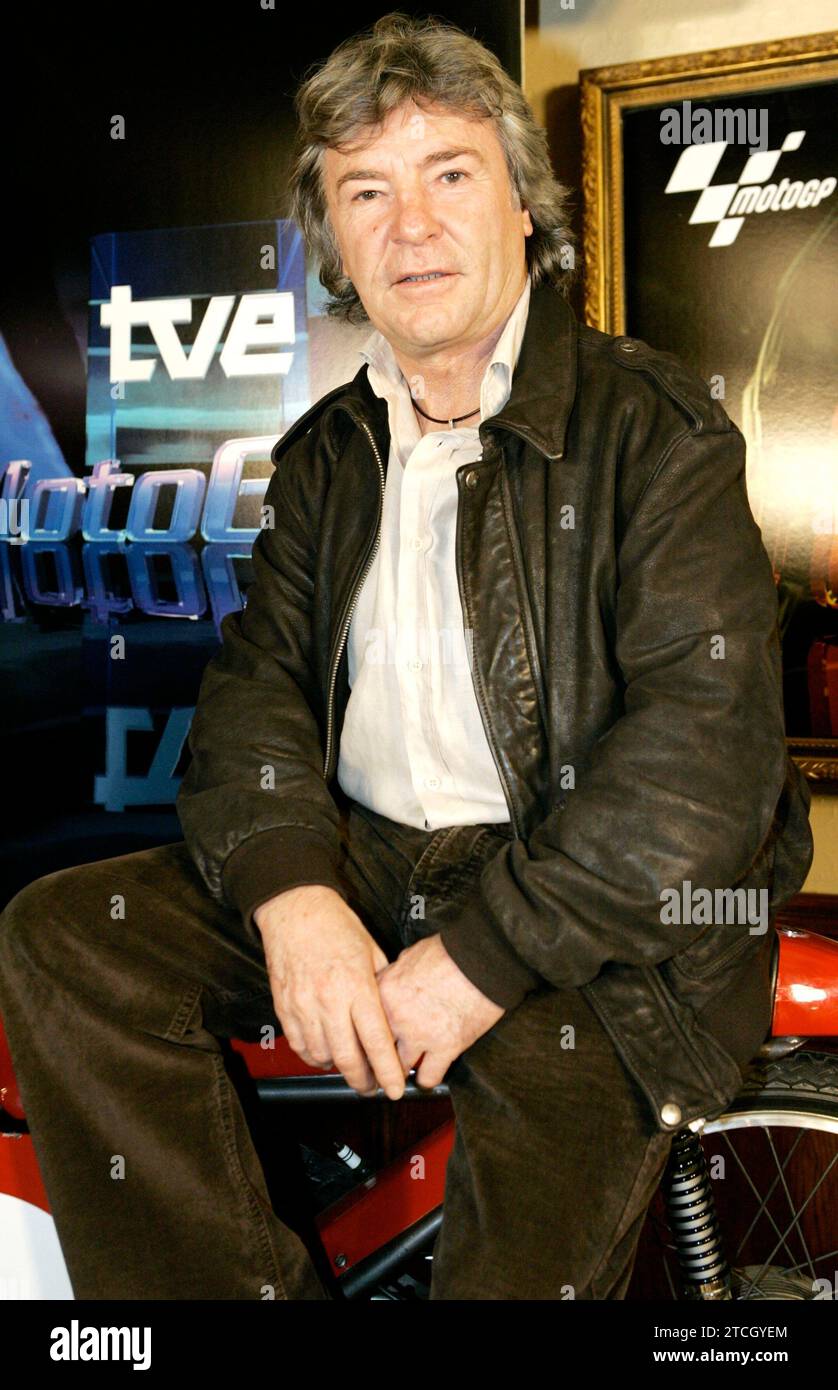 02/21/2007. Madrid 2-22-07: La televisione spagnola ha presentato, all'Hard Rock Café, la rinnovata squadra giornalistica e motoristica che guiderà la nuova stagione del campionato del mondo MotoGP. Nella foto, Angel Nieto. Foto: Sigefredo. ArchDC. Crediti: Album / Archivo ABC / Sigefredo Camarero Foto Stock