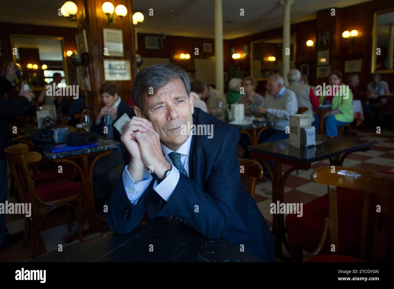 Madrid, 04/08/2016. Intervista allo scrittore Antonio Gómez Rufo. Foto: Isabel Permuy Archdc. Crediti: Album / Archivo ABC / Isabel B Permuy Foto Stock