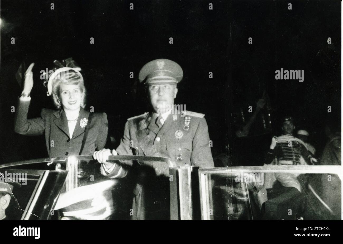 06/05/1947. Eva Duarte de Perón visita le strade di Madrid in auto aperta con il capo di stato spagnolo, salutando il popolo di Madrid. Crediti: Album / Archivo ABC Foto Stock