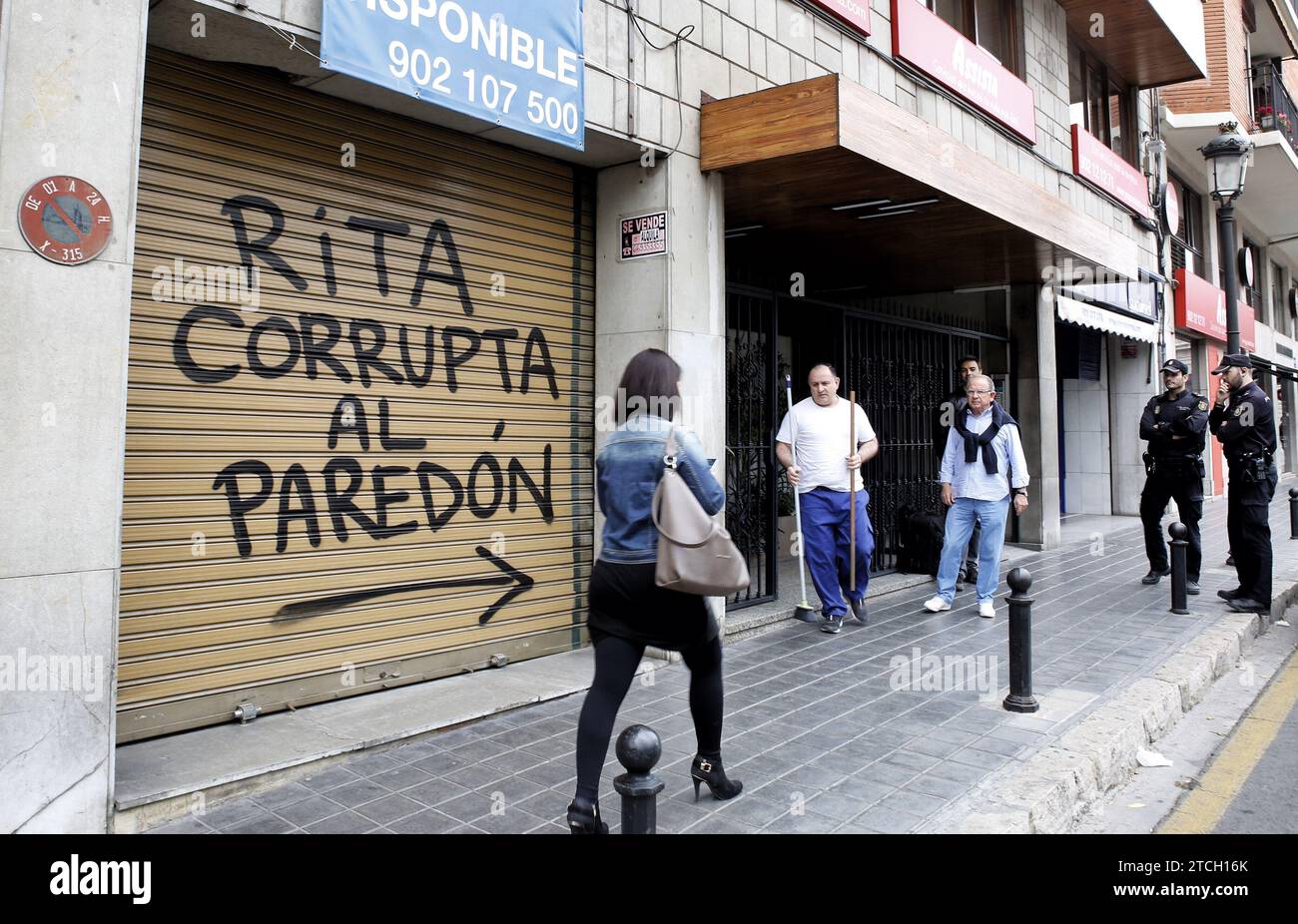 Valencia, 04/28/2016. Dipinto su un cieco vicino alla casa di Rita Barberá. Foto: Mikel Ponce. ARCHDC. Crediti: Album / Archivo ABC / Mikel Ponce Foto Stock