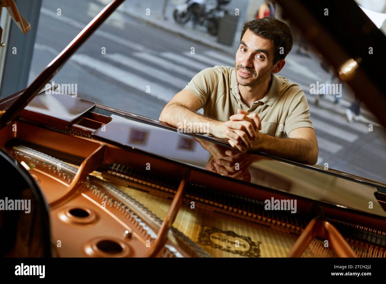 Madrid, 25/05/2021. Negozio di strumenti musicali Hazen. Ritratti in posa del pianista Juan Pérez Floristán. Foto: Guillermo Navarro. ARCHDC. Crediti: Album / Archivo ABC / Guillermo Navarro Foto Stock