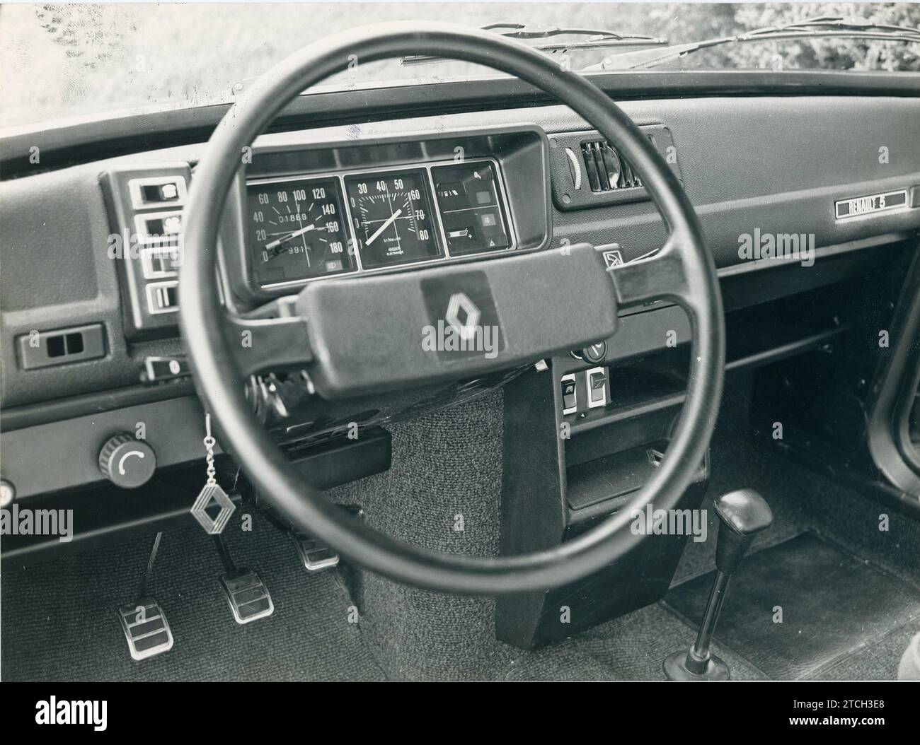 Ottobre 1975. Elementi di miglioramento negli interni di Renault 5 TS. L'immagine del cruscotto evidenzia il cruscotto con contagiri, il volante sportivo, il regolatore manuale dell'altezza del fascio luminoso, i pedali, la console centrale e la nuova leva del cambio. Crediti: Album / Archivo ABC Foto Stock