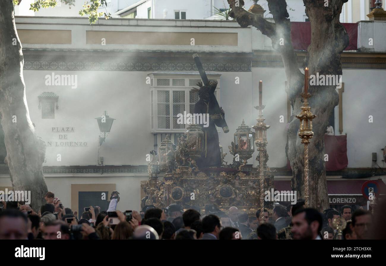 11/04/2014. Siviglia, 11/6/2016.- trasferimento di Jesús del Gran Poder dalla Cattedrale alla sua basilica, San Lorenzo, in una processione unica per essere il giubileo delle confraternite e delle confraternite nell'anno della Misericordia. Foto: Juan Flores Archsev. Crediti: Album / Archivo ABC / Juan Flores Foto Stock