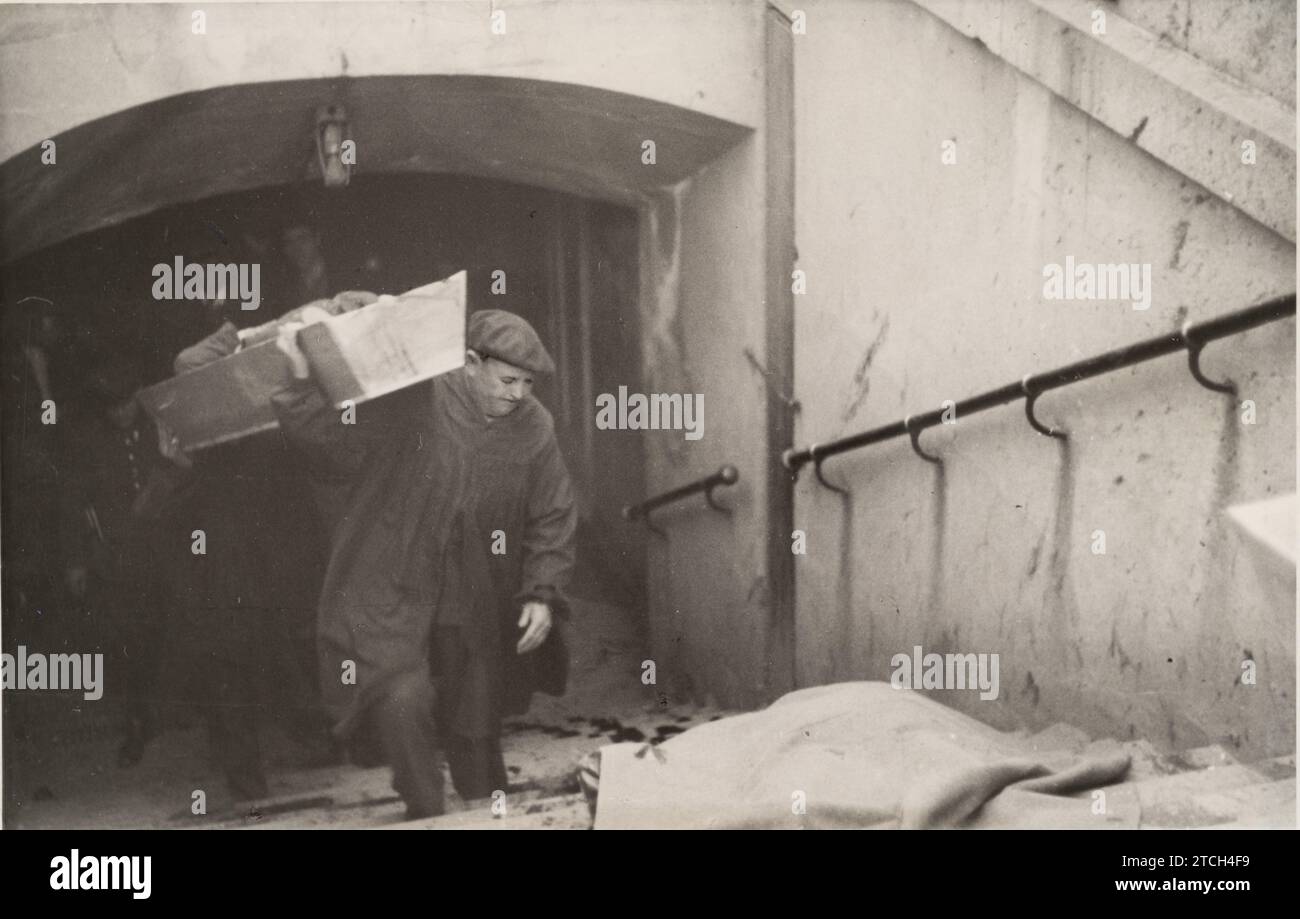 1936-1937. Guerra civile spagnola. Raccogliere i corpi dopo l'attentato. Crediti: Album / Archivo ABC / José Díaz Casariego Foto Stock