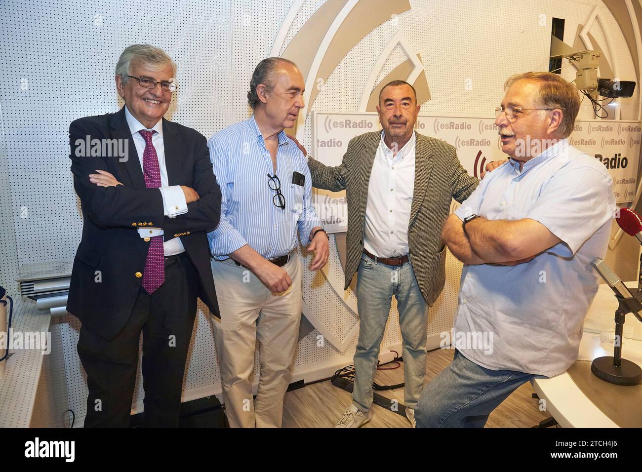 Madrid, 06/30/2021. Riunione per il programma Midnight Cowboys su EsRadio. Nell'immagine, Eduardo Torres-Dulce, Luis Alberto de Cuenca, José Luis Garcí e Luis Herrero. Crediti: Album / Archivo ABC / Guillermo Navarro Foto Stock