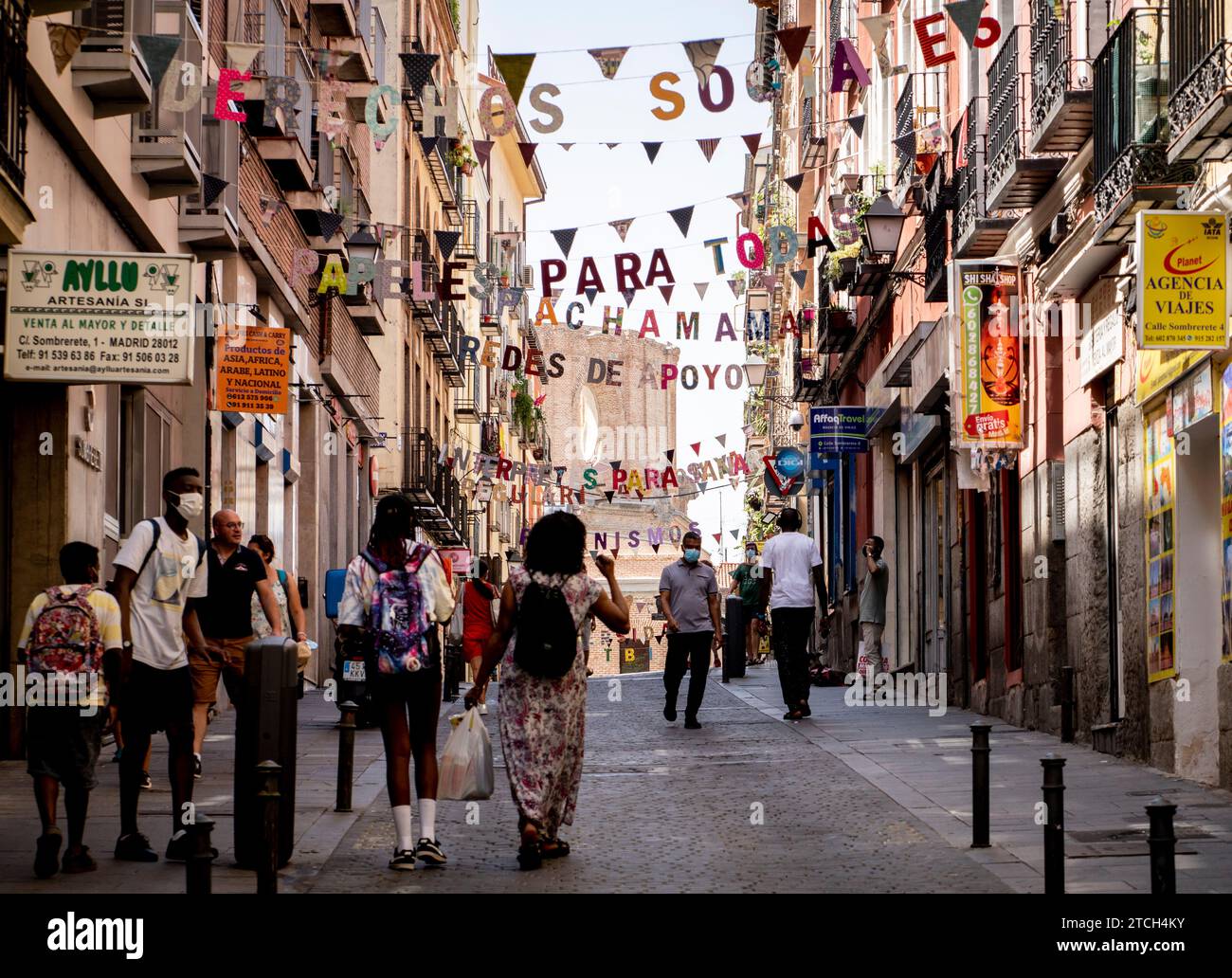 Madrid, 08/10/2021. Relazione della Lavapiés corralas. Piccole bandiere e scialli per le festività di Paloma. Foto: Ignacio Gil. ARCHDC. Crediti: Album / Archivo ABC / Ignacio Gil Foto Stock