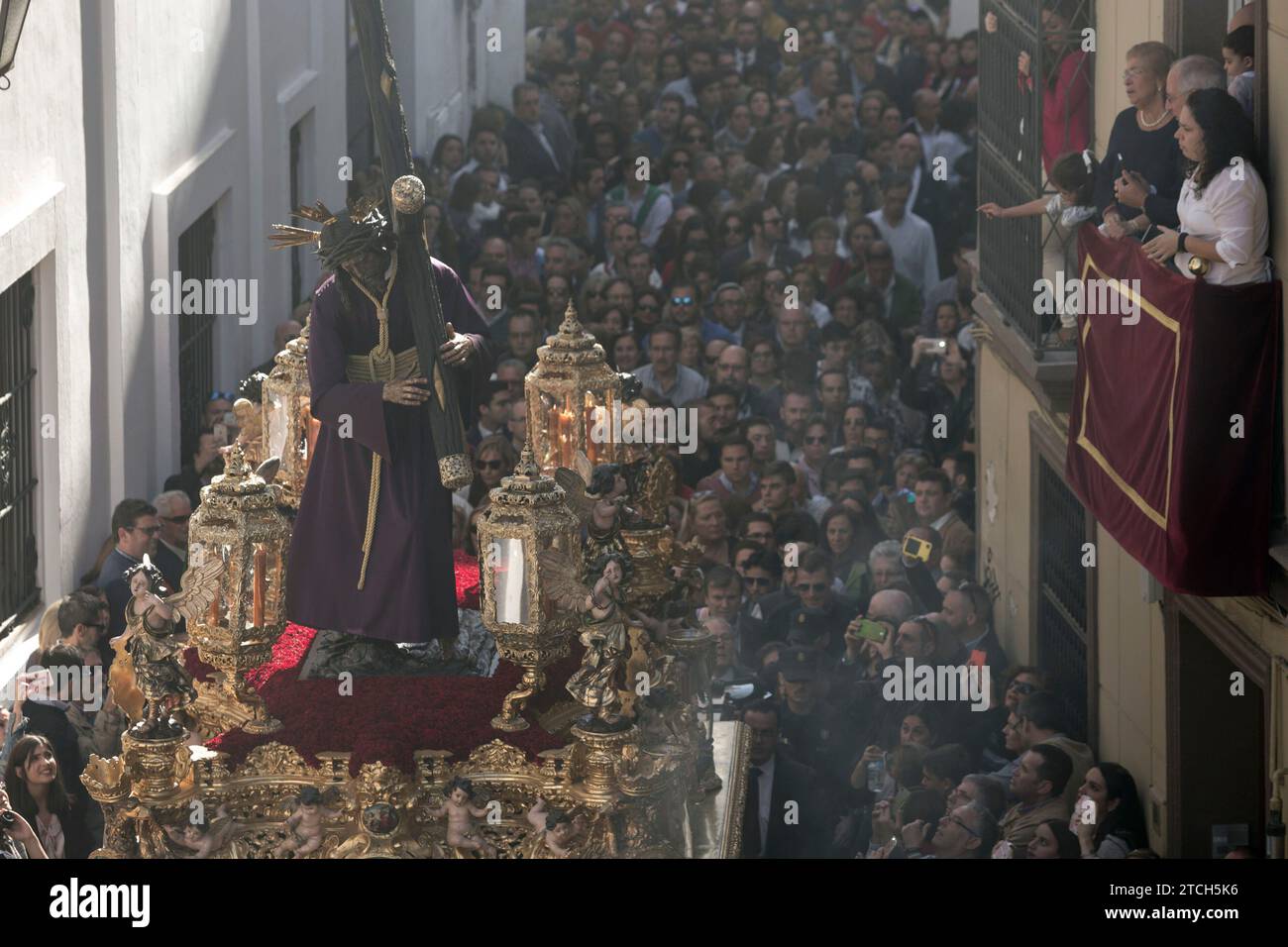Siviglia, 11/06/2016. Trasferimento del padre nostro Gesù della grande potenza dalla Cattedrale alla sua basilica, in una processione unica per essere il giubileo delle confraternite e delle confraternite nell'anno della Misericordia. Foto: Juan Flores ARCHSEV. Crediti: Album / Archivo ABC / Juan Flores Foto Stock