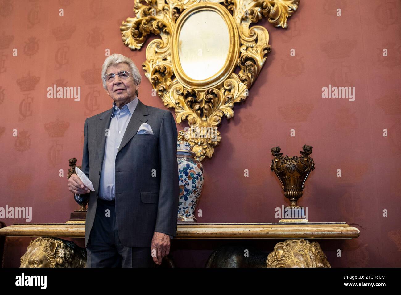 Madrid, 28/03/2022. Manuel Alejandro posa al Teatro Real. Foto: Isabel Permuy. ArchDC. Crediti: Album / Archivo ABC / Isabel B. Permuy Foto Stock