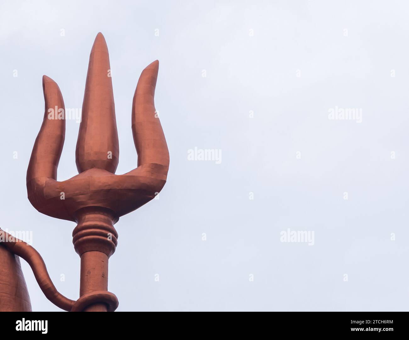 il dio indù shiva statua tridente con cielo luminoso al mattino da una prospettiva unica Foto Stock