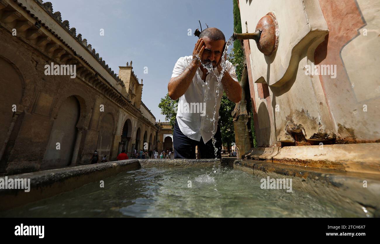 Córdoba, 08/14/2021. I turisti nel lungo fine settimana di agosto nel centro storico, al caldo dell'ondata di calore. Foto: Valerio Merino. ARCHOR. Crediti: Album / Archivo ABC / Valerio Merino Foto Stock